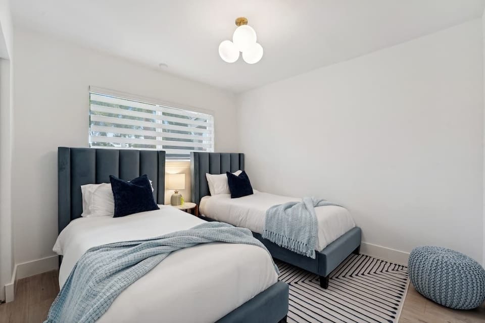 Twin-bed room with a bright layout and cozy touches, perfect for a quiet and restful stay.
