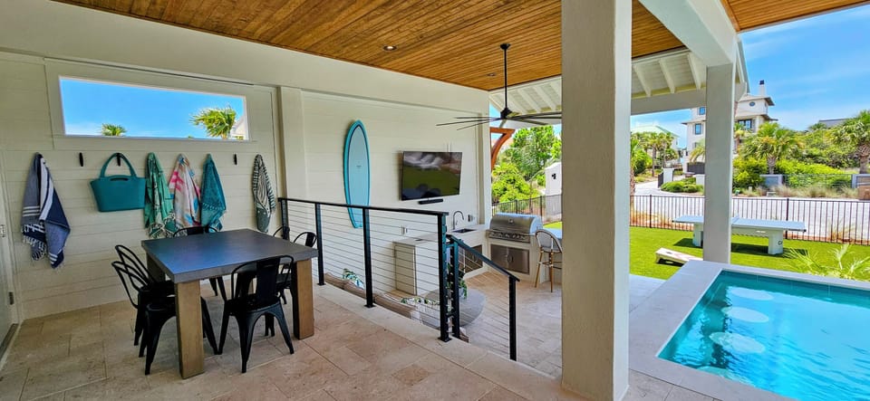 Bar, Grill & Dining