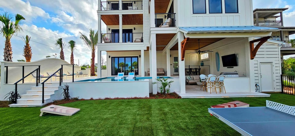 Pool, Bar, Entertainment