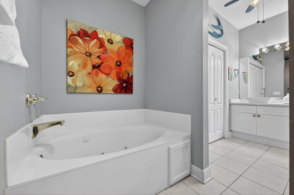 Jacuzzi Tub ins master bathroom.