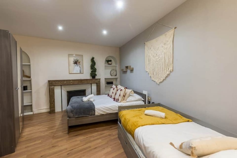 Bedroom 1, on the ground floor, with a double bed and a pull-out double bed, accessible for people with reduced mobility. Quiet interior courtyard