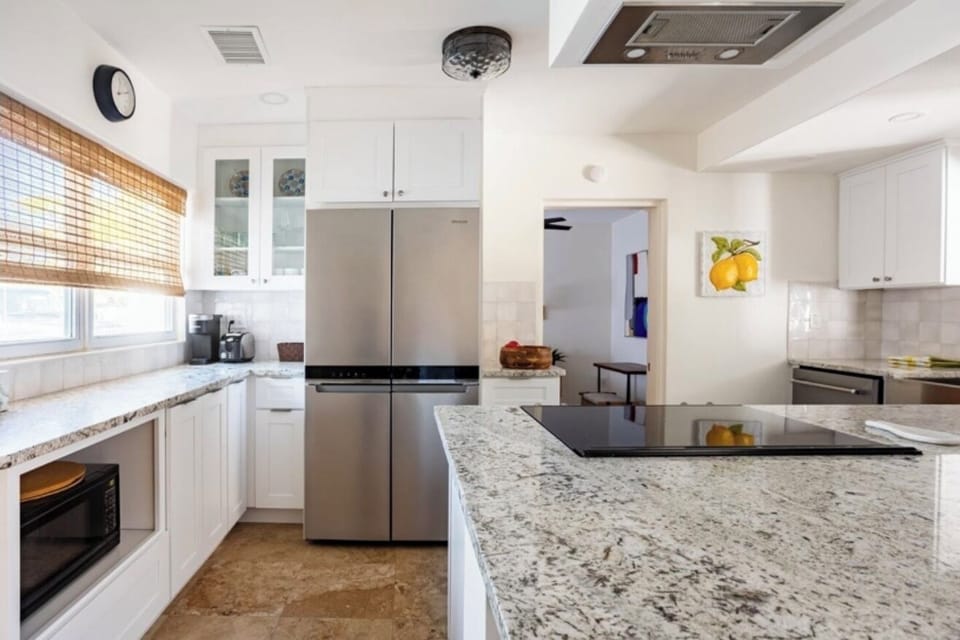 Full kitchen