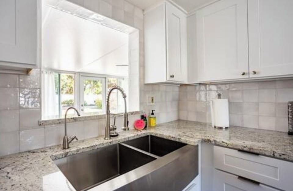 Full kitchen