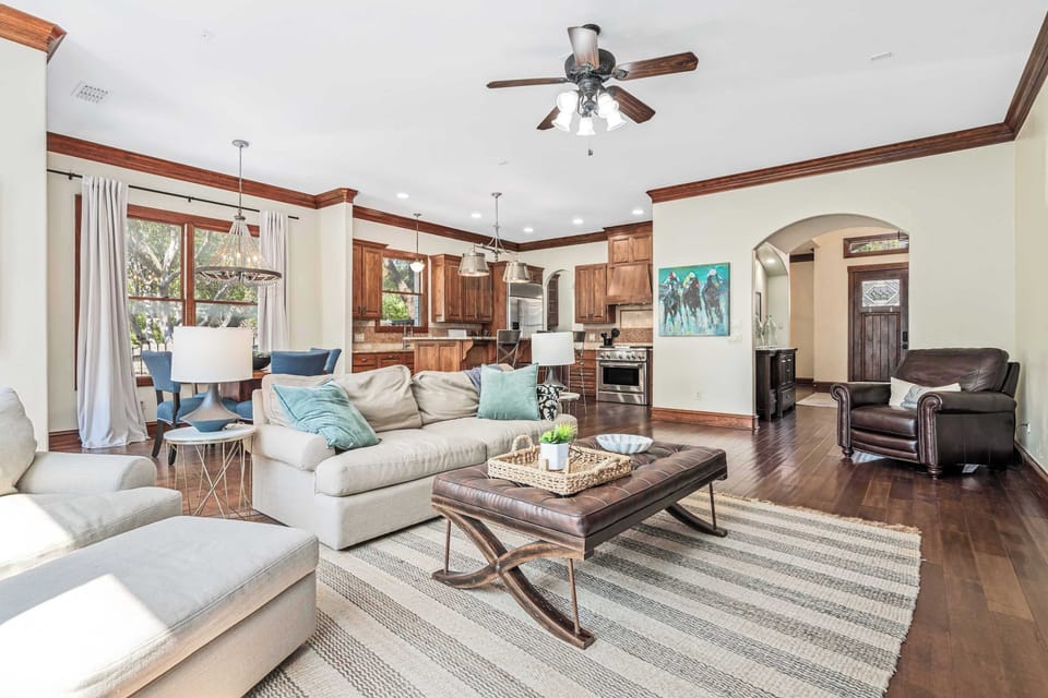 Enjoy a warm and inviting living space , a fully equipped kitchen, and open areas perfect for gathering after a day of exploring.