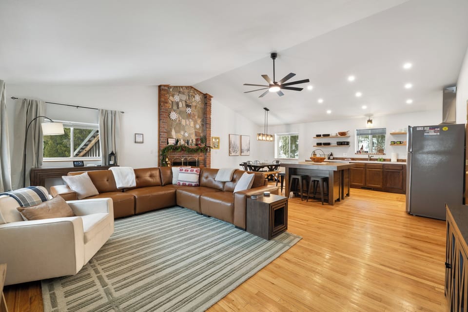 Cozy up in the living room - views of the slopes