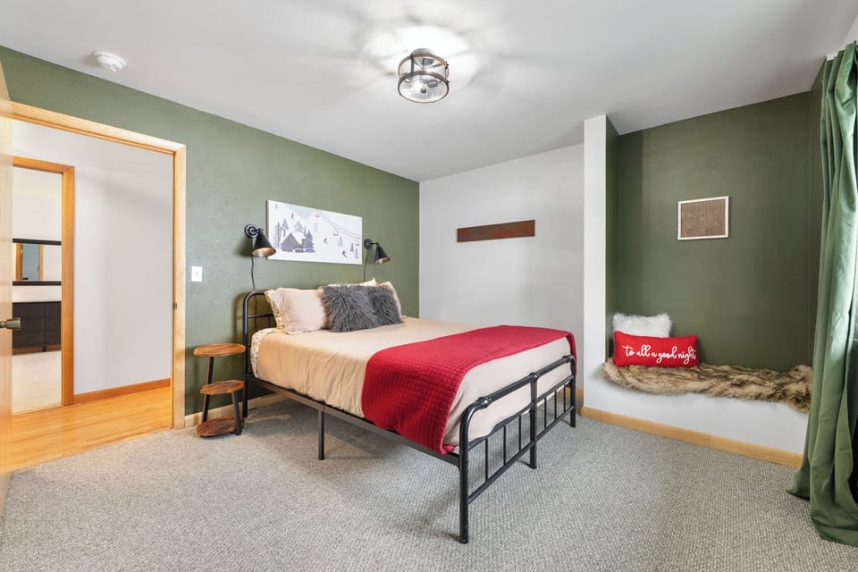 Bedroom 3 - queen bed with slope views (Upper level)