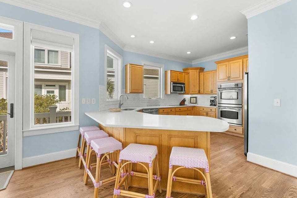 Kitchen with counter seating for 5