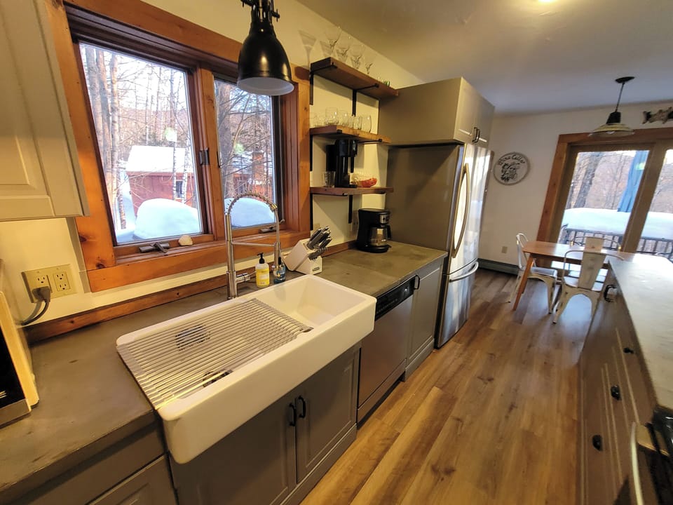 Farmer's sink and island