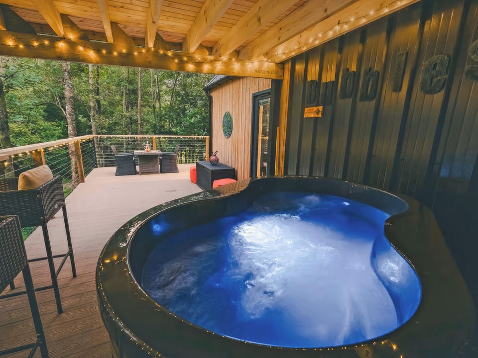 Hot tub | Ty Nant Treehouse - Great House Hideaways, Usk