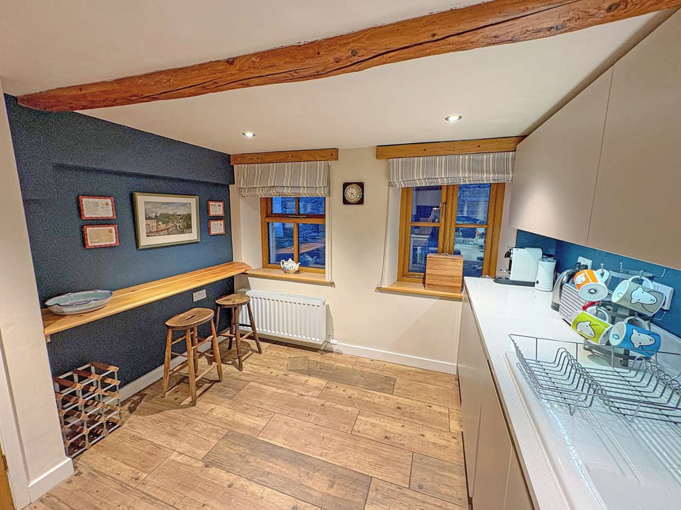 Large kitchen with coffee machine & bar stools | Windy Nook, Pooley Bridge
