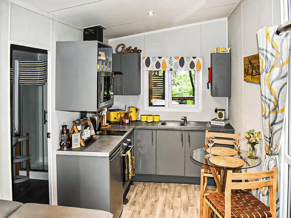 Kitchen/diner | Ty cwtch Cabin - Great House Hideaways, Usk