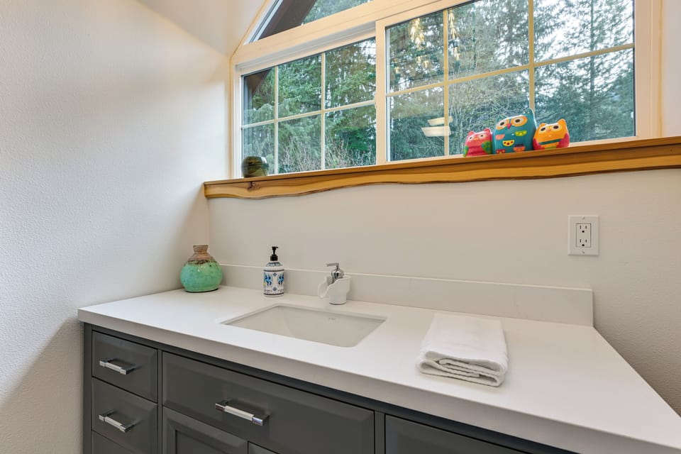 Half Bathroom | 2nd Floor