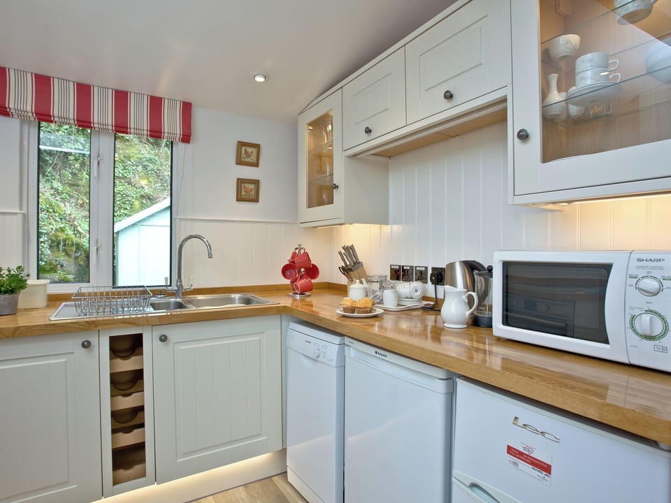 Modern fitted kitchen | Miller&rsquo;s Thumb - Tuckenhay Mill, Bow Creek, between Dartmouth and Totnes