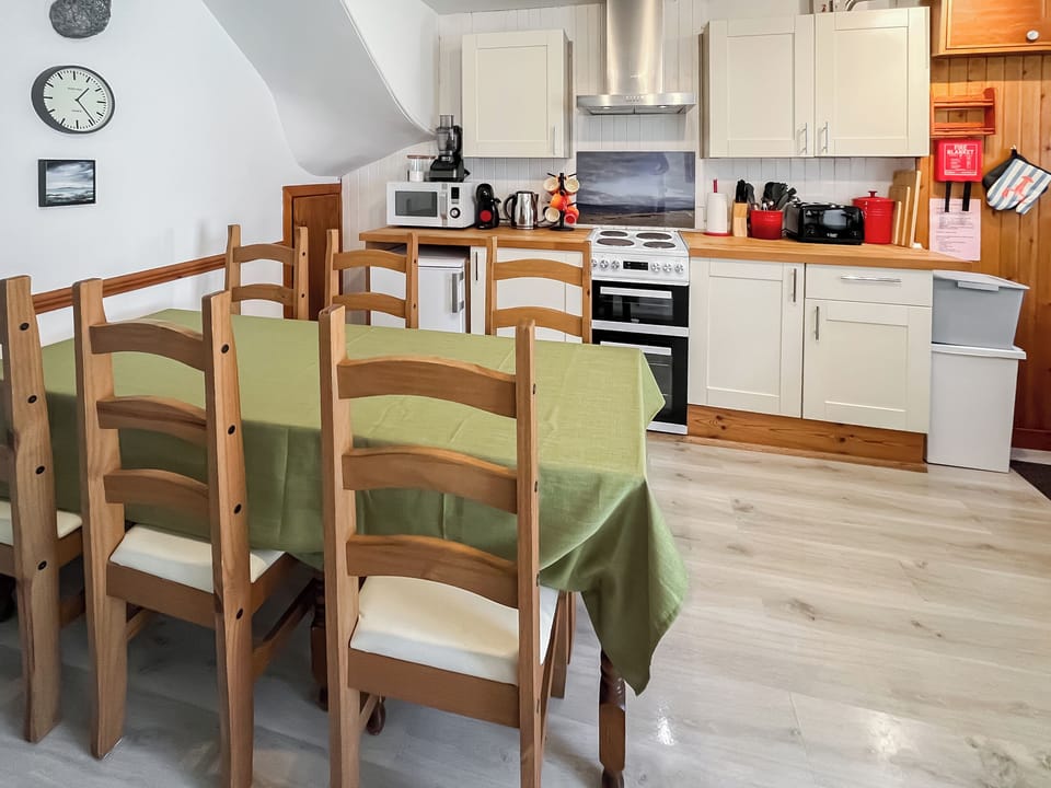 Kitchen/diner | 10 The Apostles - Apostle Cottages, Lochranza