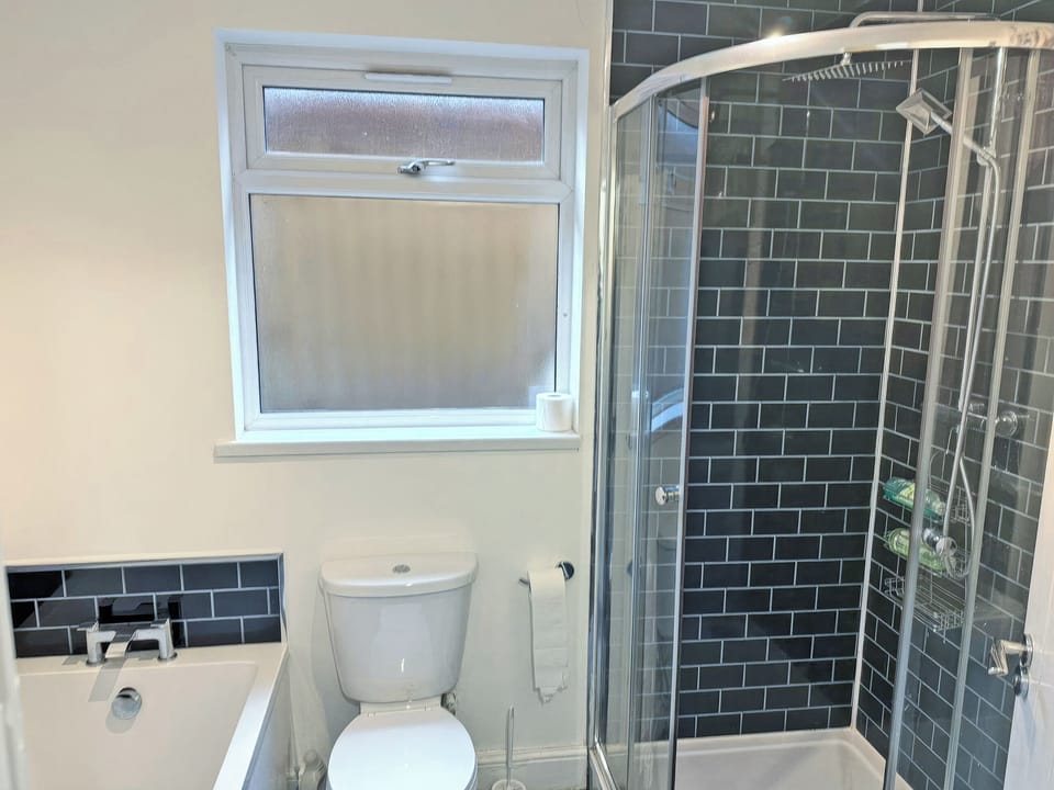Bathroom | Cwtch Delfryn, Rhosammon, Ammanford