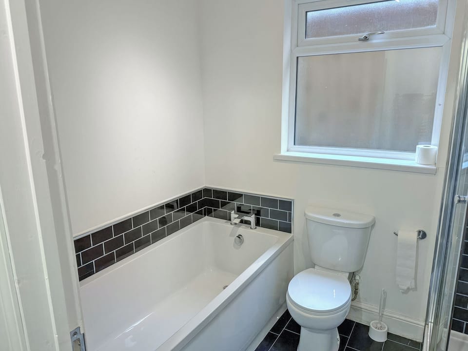 Bathroom | Cwtch Delfryn, Rhosammon, Ammanford