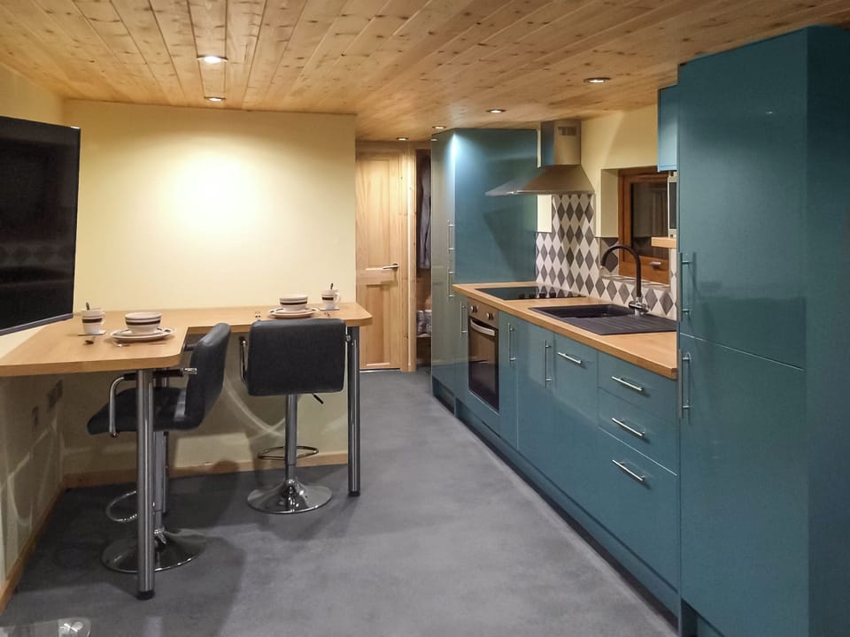 Kitchen/diner | Lovers Lodge, Llandrindod Wells
