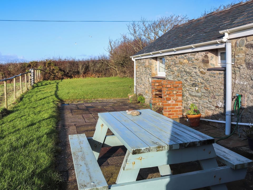 Outdoor | Hen Llety - Bea&rsquo;s Retreats, Llanfaethlu, near Church Bay