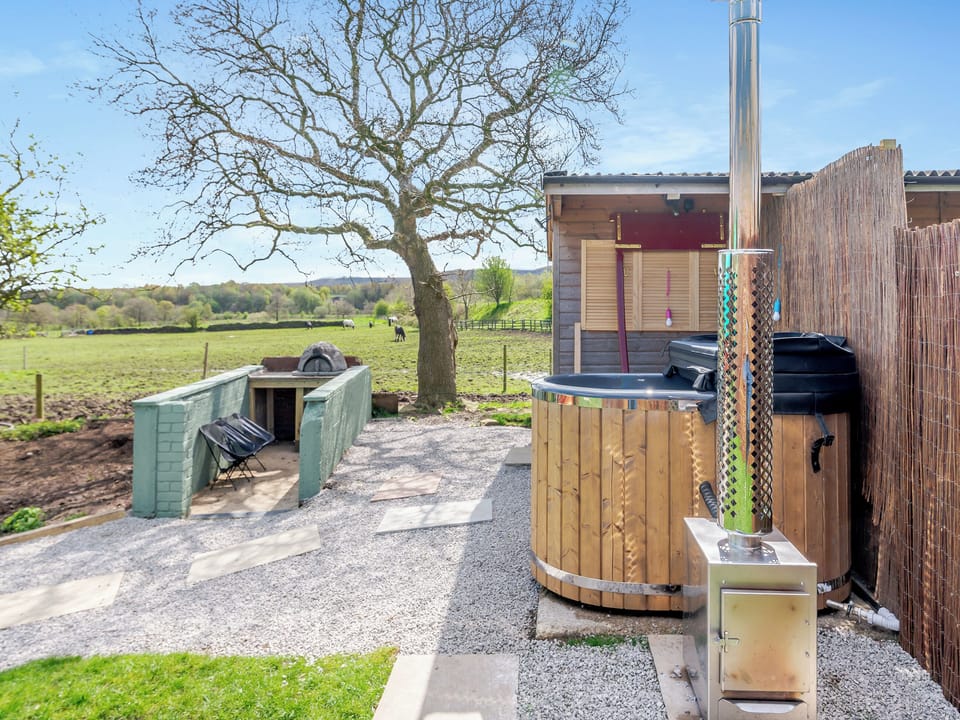 Hot tub | Harans Vardo - Houghton Barn Farm, Altham