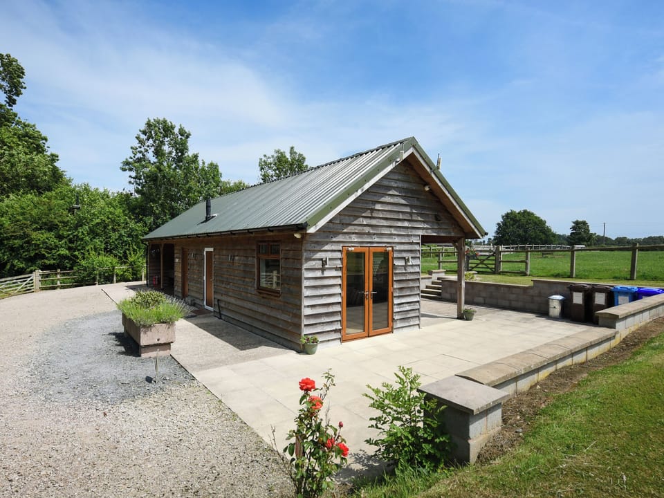 Setting | Oak - Glamping Pod - Castle Farm Holidays Shropshire, Oswestry