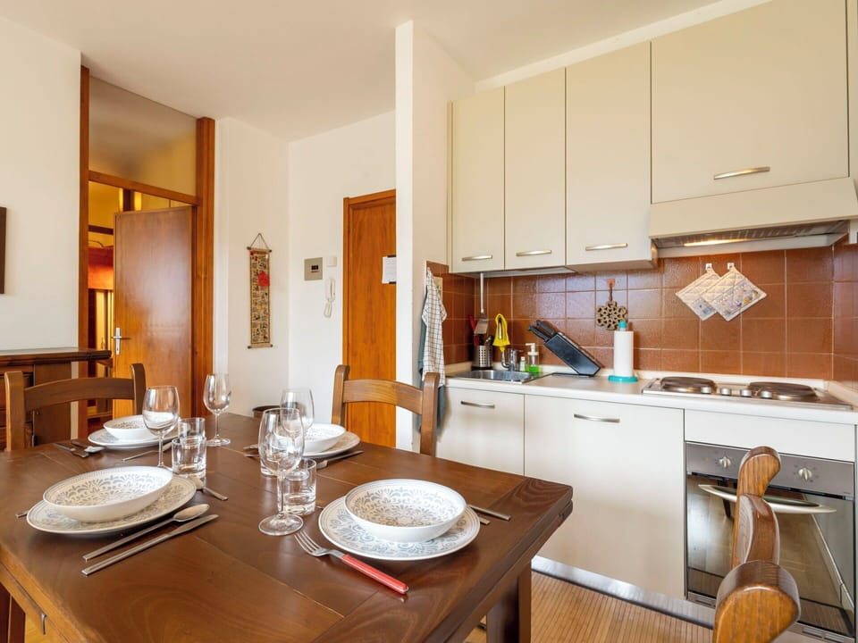 Flooring, Wood, Interior Design, Furniture, Floor, Ceiling, Room, Apartment, Cabinetry, Kitchen