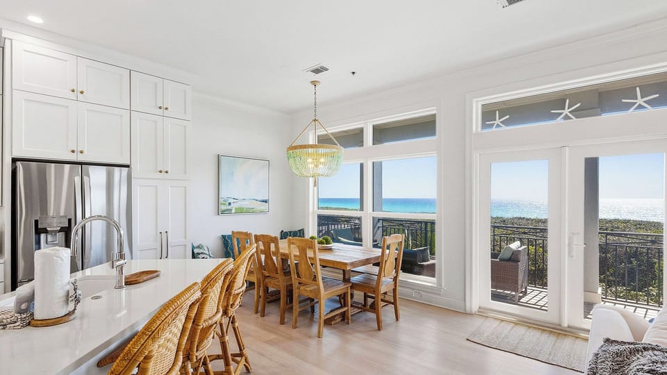 Camelot - Dining area into balcony with outdoor dining and Gulf