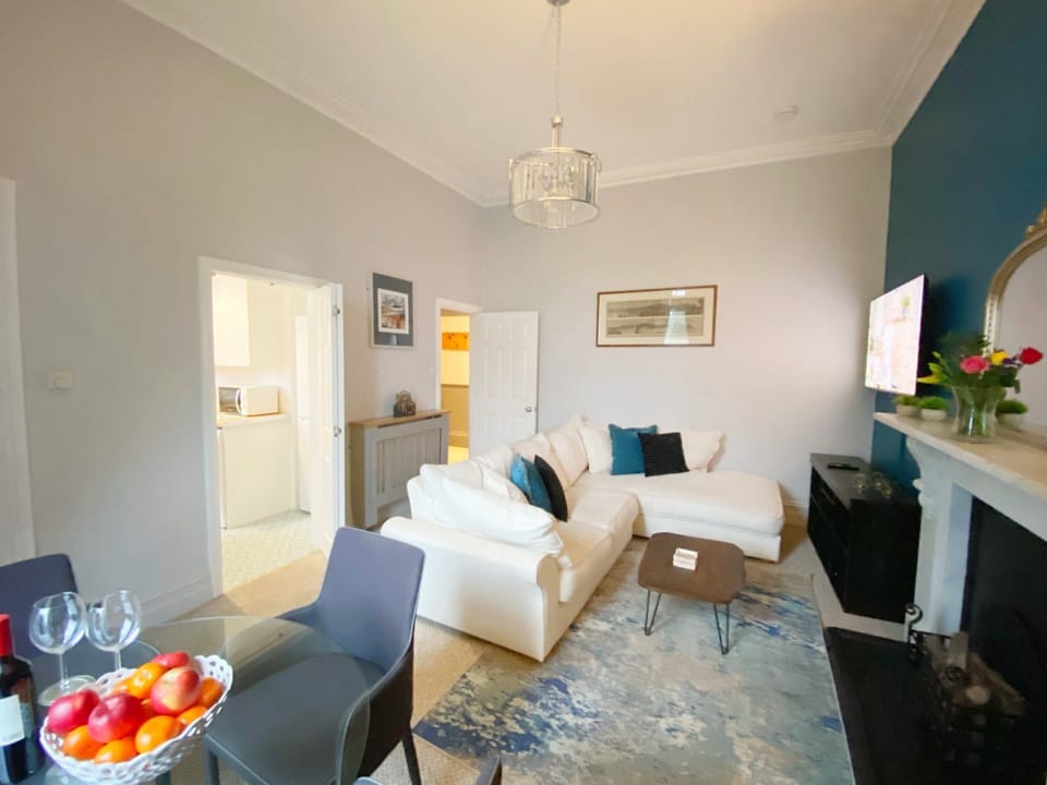 2A Redcliffe Torquay - spacious living room.