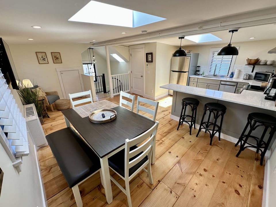 Kitchen & Dining Area