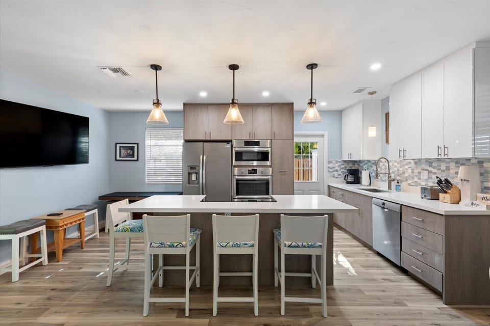 Full kitchen with breakfast bar