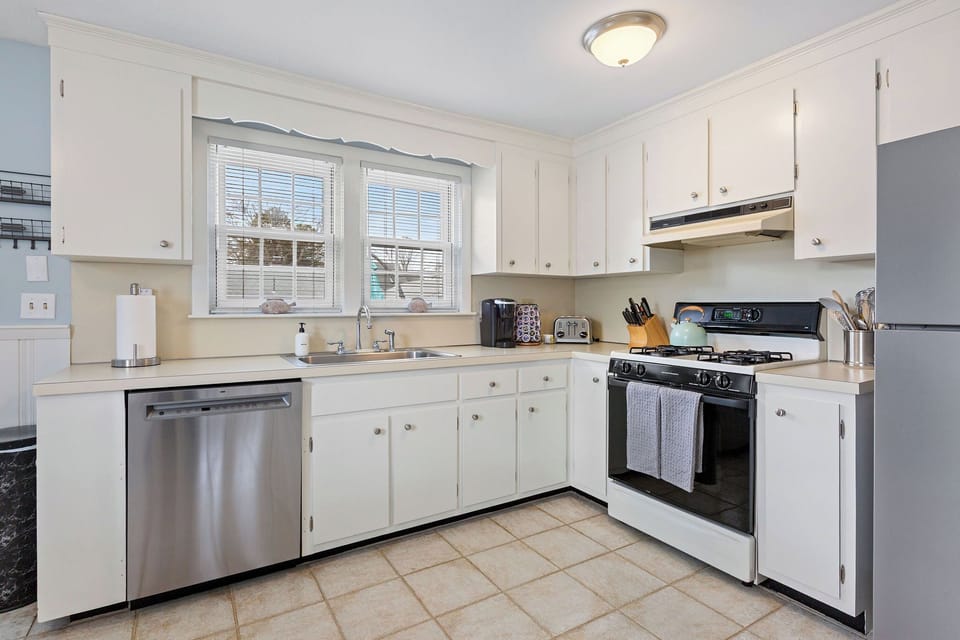 Full kitchen, dining for 3 and backyard access.