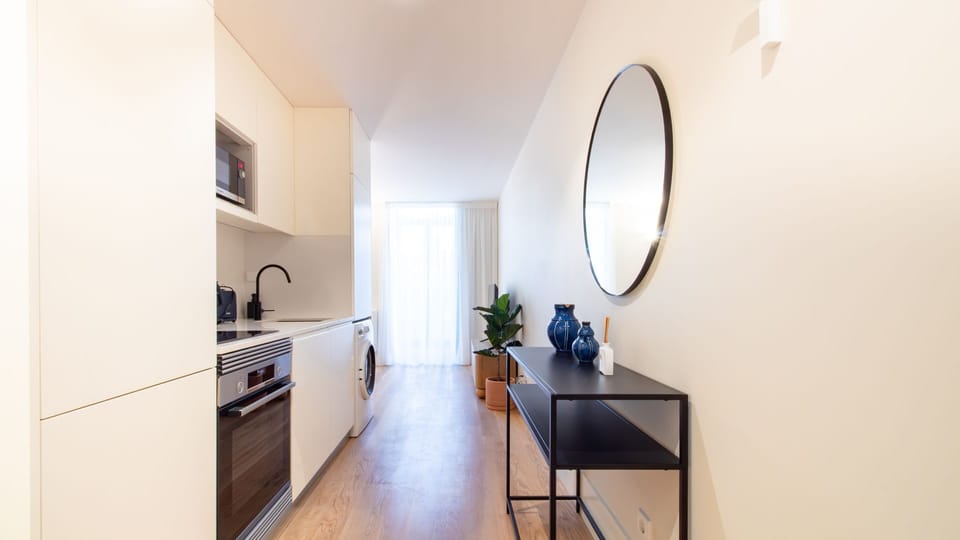Fully equipped kitchenette with all the essentials, plus modern design touches and in-unit laundry for longer stays.
#SmartLiving #PortoStay #KitchenetteStyle #HomeAwayFromHome