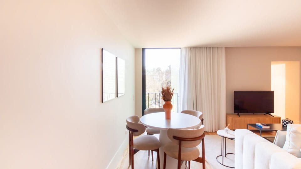 Chic dining area with statement decor and access to a balcony—ideal for leisurely breakfasts or evening wine.
#DiningWithStyle #NaturalLight #BalconyLiving #PortoHolidayHome