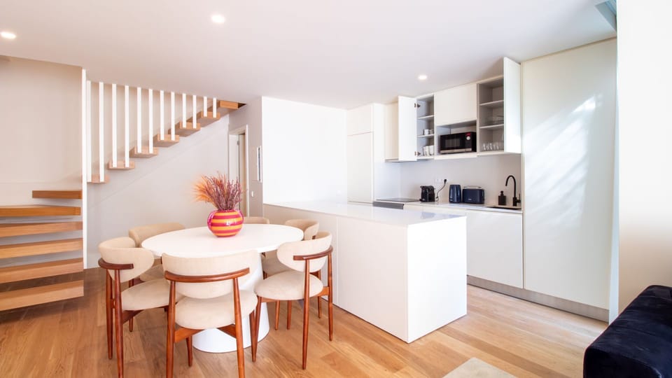 Elegant kitchen and dining space with statement lighting and warm wooden accents—function meets sophistication.
#DesignMeetsFunction #StylishLiving #PortoDesignStay #HomeAwayFromHome