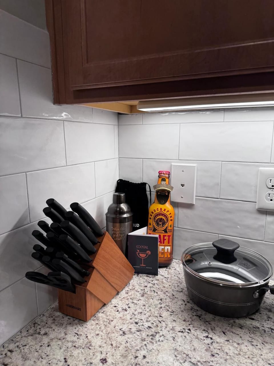 Kitchen: Fully equipped with modern utensils and a vibrant touch for culinary adventures!