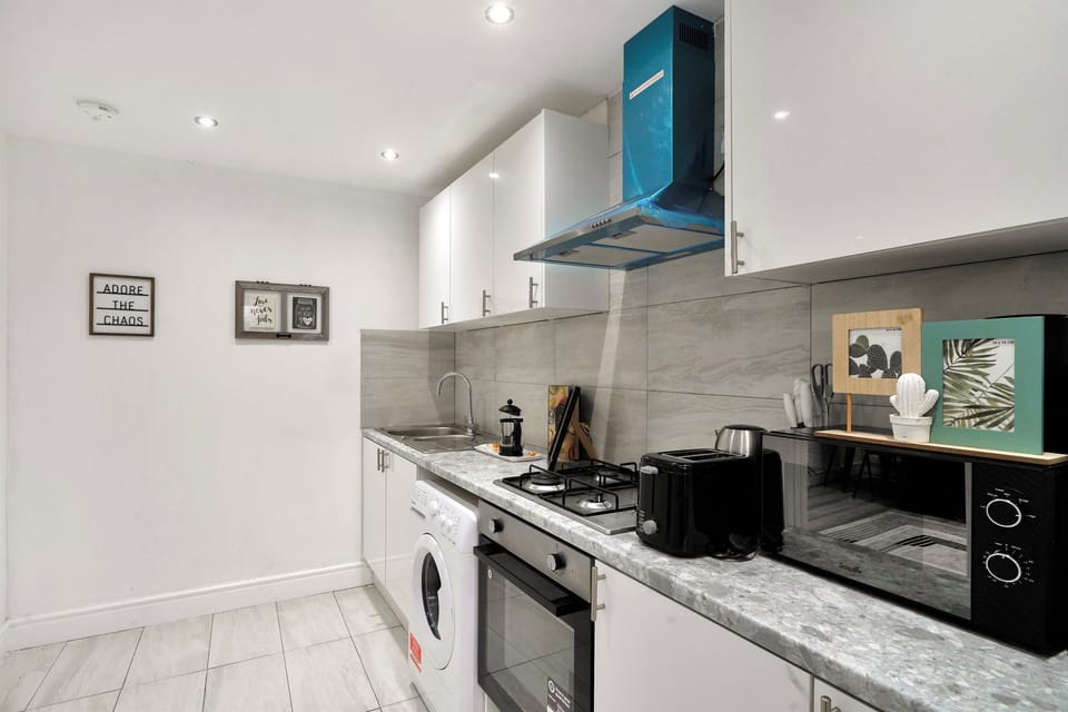 [washing machine for longer stays, full cooking setup, plenty of worktop space]