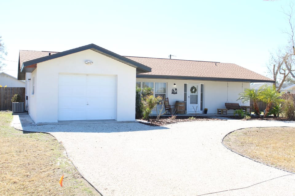 Welcome to the Coral Cottage Englewood, where life is simple and easy..!