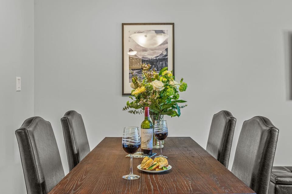 Dining area with 4 seats.