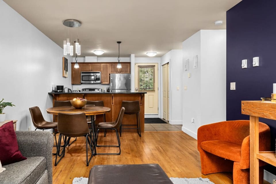 Create memorable meals and bring your friends or family together with our well-equipped kitchen and dining space.