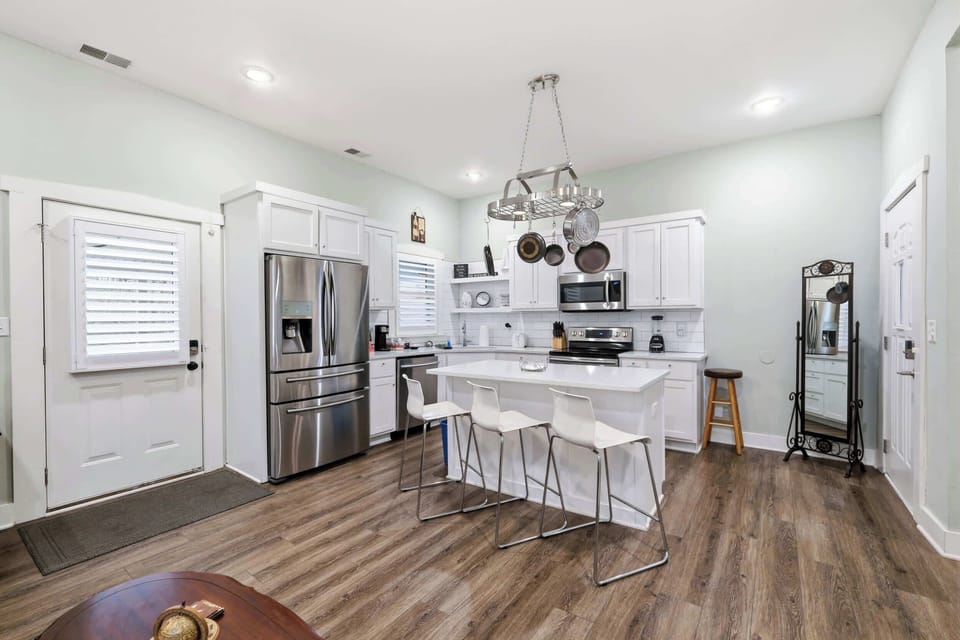 Kitchen: Bright and functional kitchen with everything you need to cook comfortably.