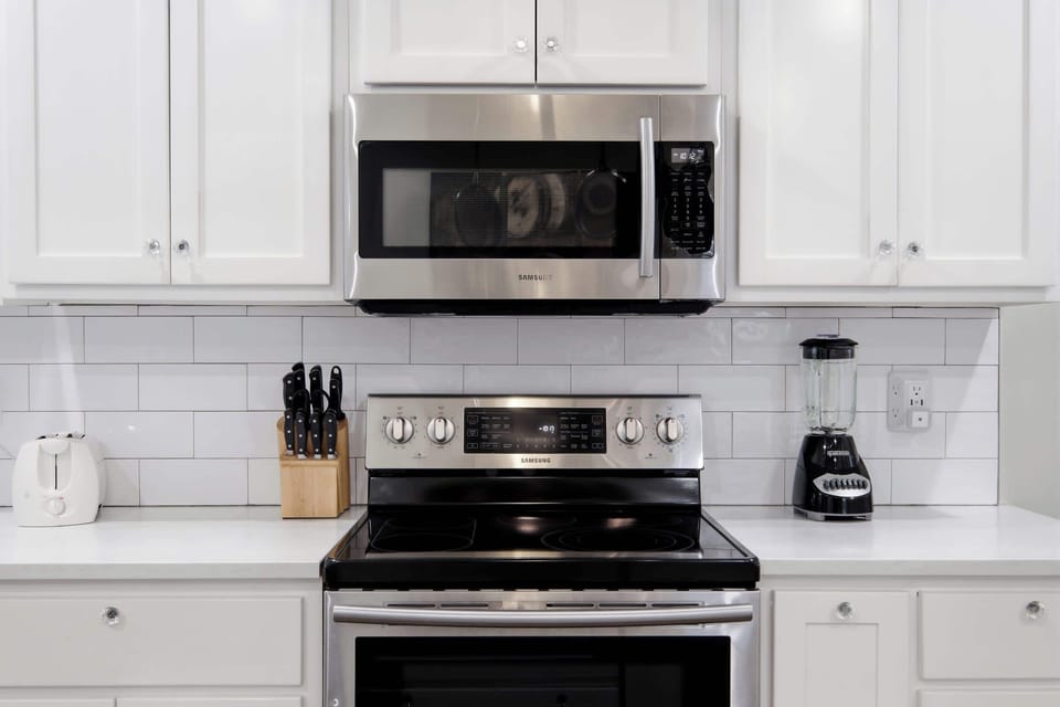Kitchen: Bright and functional kitchen with everything you need to cook comfortably.