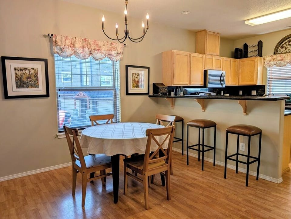 Dining table with 4 chairs and 3 stools at the breakfast bar