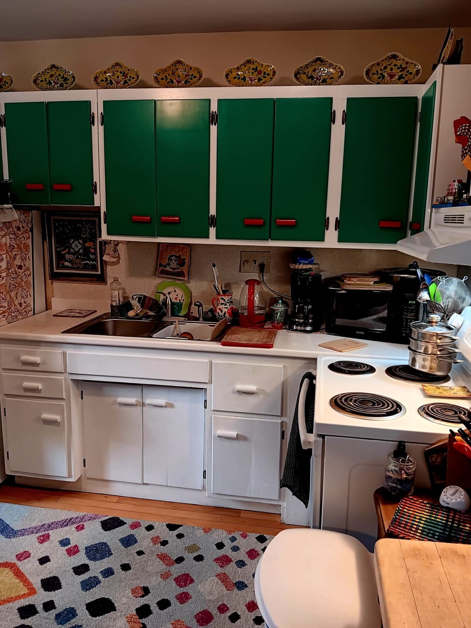 Fully appointed, functional kitchen allowing you to cook.