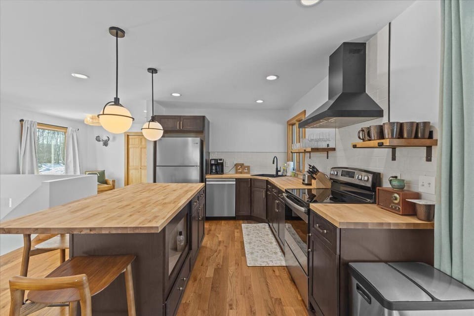 Little Spruce: Newly Renovated 4BR Stowe Home (7101)