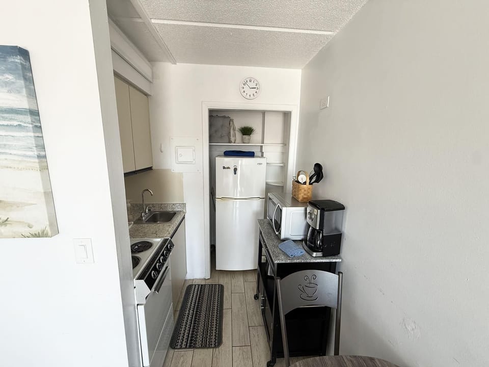Venice Beach Studio – Pool & Private Shore (6781)