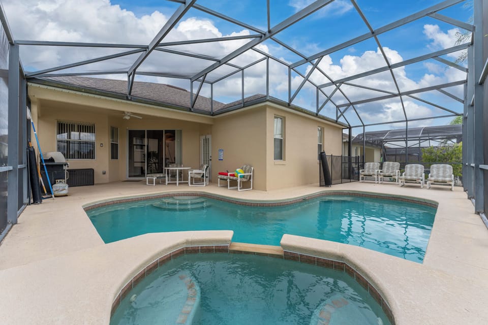 Private outdoor L-shape screened in pool. 3ft at shallow end -  5ft deep center