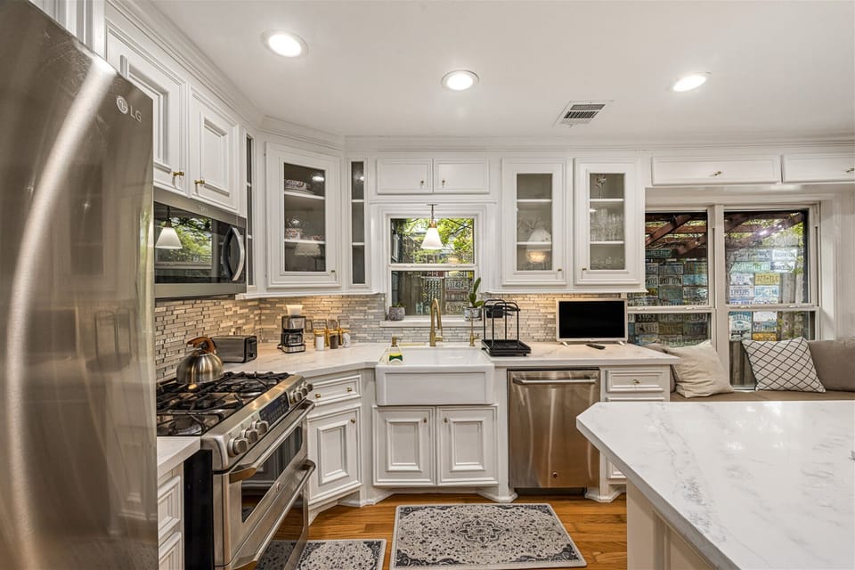 Fully equipped kitchen with high quality granite countertops.