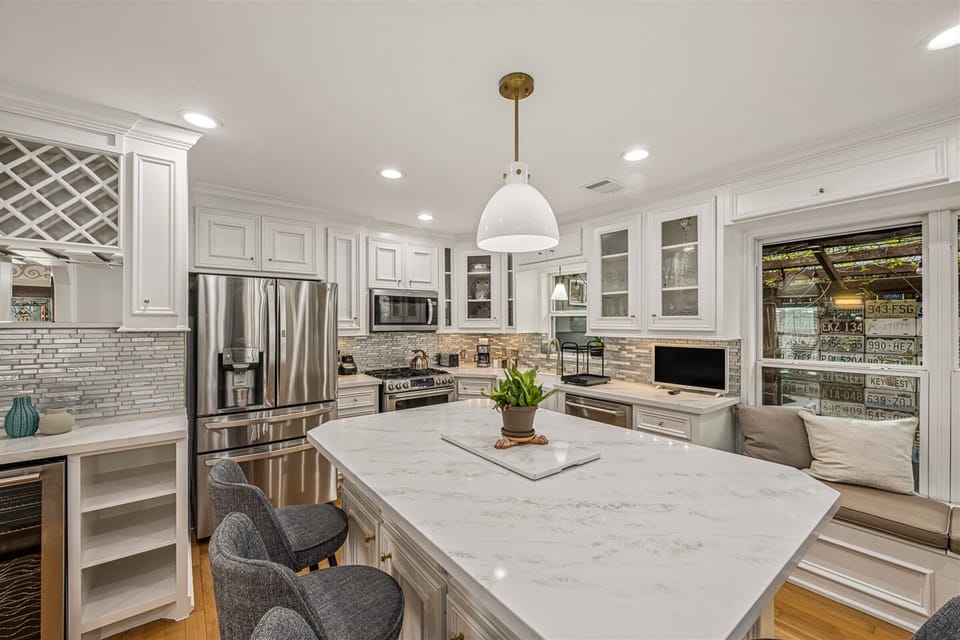 Stainless steel appliances. Fridge dispenses water and ice.