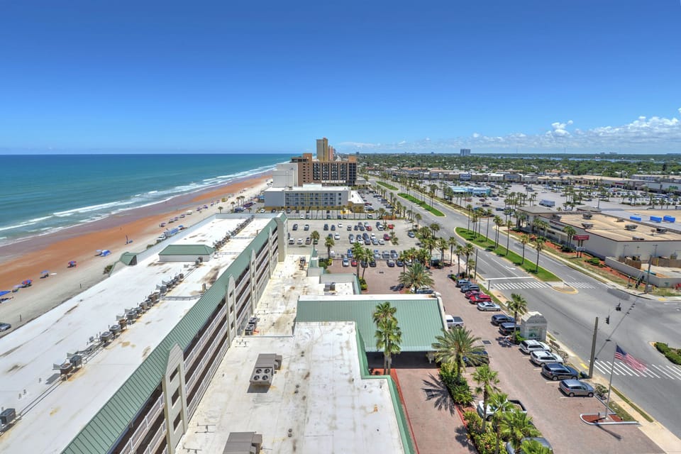 Ocean views that stretch to the horizon. This is 14th-floor magic. ✨