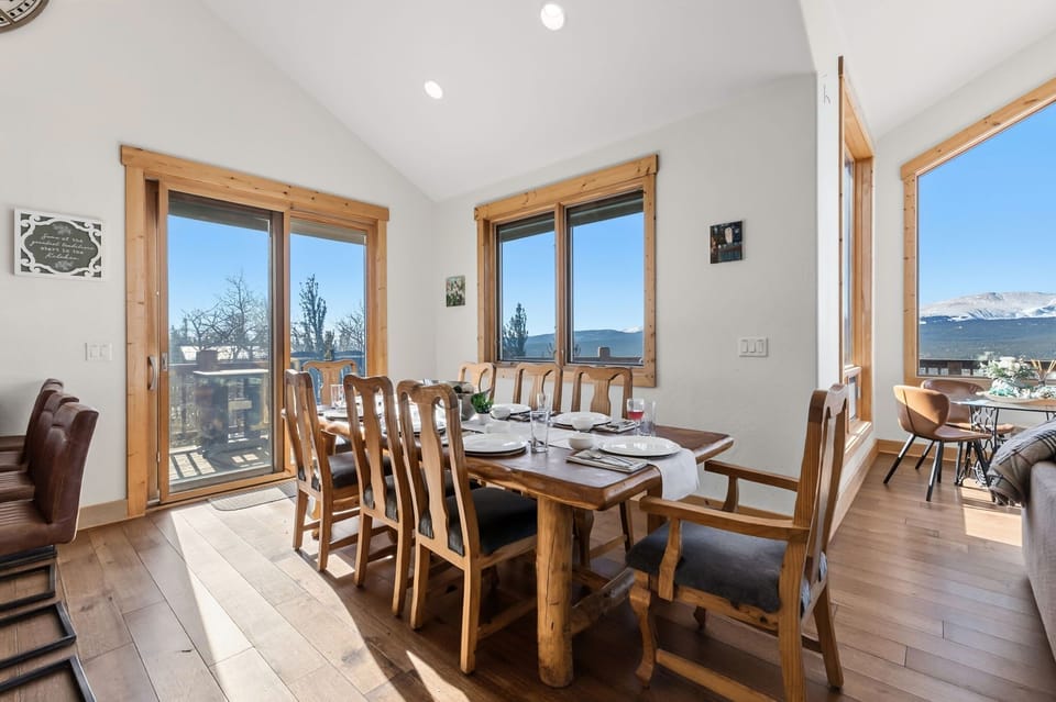 Dining area: 8- seat table, mountain views, and direct access to the outdoor deck