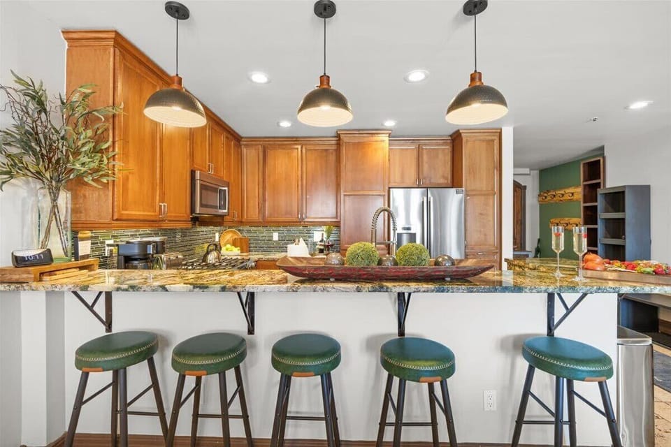 Kitchen: Drip coffee maker, Crockpot, blender, food processor, tableware 